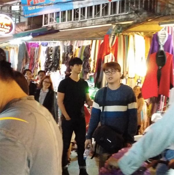 Taecyeon (2PM) thích thú ăn chả cá, khám phá phố cổ Hà Nội
