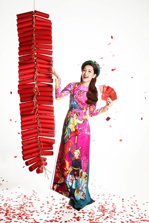 Khi nhắc đến Chi Pu, người ta thường nghĩ đến nụ cười rạng rỡ của cô. Trong bộ ảnh “Giữ Tết truyền thống - sống Tết hiện đại” dành cho Xuân Đinh Dậu 2017, Chi Pu đại diện cho biểu tượng về “tràng pháo và lì xì” cùng thông điệp “Lộc Tết đầy nhà”. “Tiếng pháo nổ giòn vang trong ký ức tuổi thơ, bao lì xì đỏ thắm cùng những câu chúc đầy ý nghĩa dành tặng người thân sẽ tạo nên một bầu không khí hân hoan, tràn ngập may mắn trong ngày đầu năm mới” - Chi Pu chia sẻ.