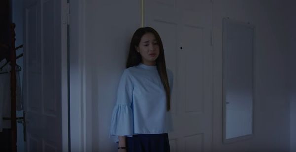 Linh trở về nhà trong tâm trạng buồn đau khổ, cô bắt đầu hồi tưởng lại giây phút được ở cạnh Junsu.