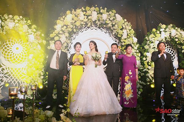 Bố mẹ hai bên gia đinh nâng ly mừng trăm năm hạnh phúc của các con.