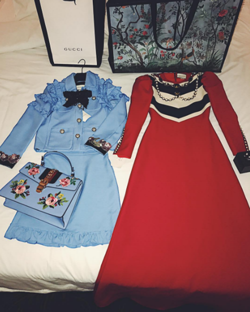 Trước đó, cô đã kịp khoe 2 set đồ hiệu đến từ Gucci trên trang cá nhân của mình. Riêng chiếc váy màu đỏ, Huyền Baby đã “đụng hàng” với chị đẹp The Face Hồ Ngọc Hà.