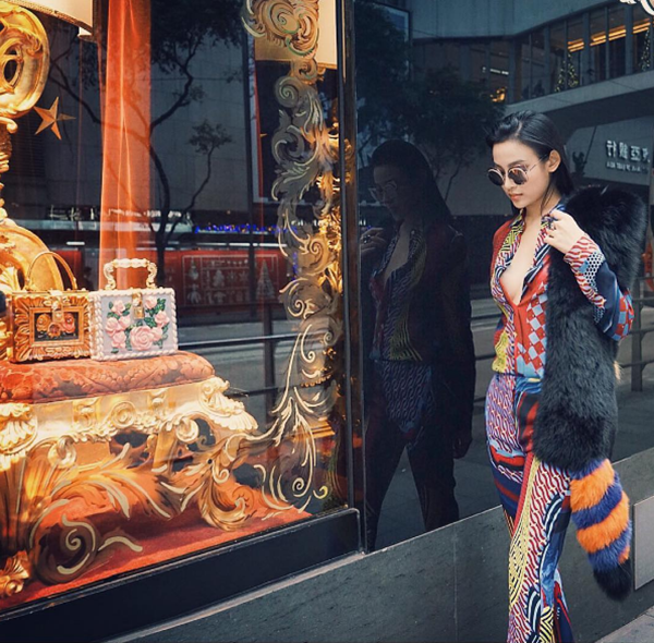 Cô mix set đồ hiệu cùng khăn choàng lông để có được shoot hình street style sang chảnh và kiêu kỳ, diện mốt vest không áo ngực, Huyền Baby càng sexy hơn với góc hình chụp chéo.