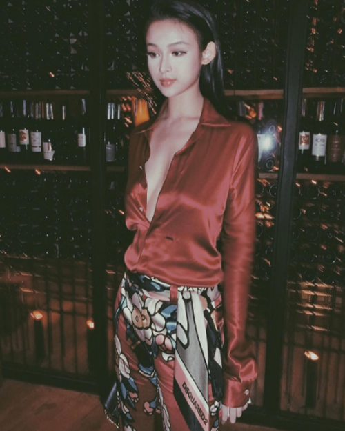 Nói không với nội y là cách mix trang phục tạo nên thương hiệu cho cô nàng xinh đẹp này. Trong trang phục của Dsquared2, với chất liệu lụa mềm mại cùng thiết kế phom dáng của áo sơ mi, mang đến vẻ ngoài sexy hết nấc cho Huyền Baby.