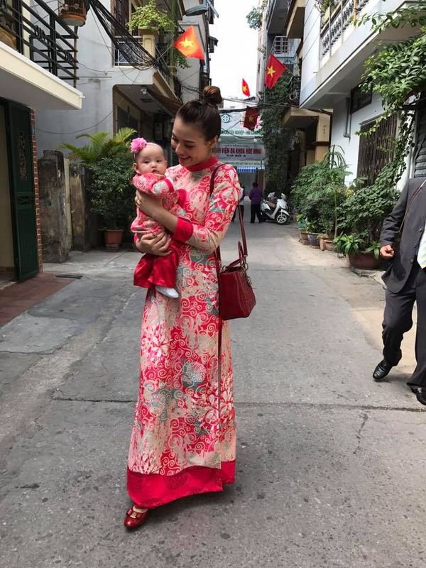 Hai mẹ con Hồng Quế cùng diện áo dài duyên dáng.