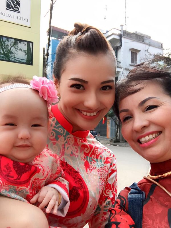 Bà ngoại luôn là người bên cạnh, giúp đỡ rất nhiều cho mẹ con Hồng Quế