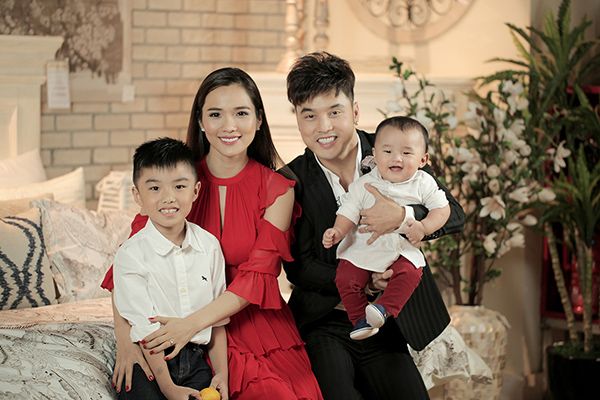 Ưng Hoàng Phúc còn tự nhận mình là một “ông bố bỉm sữa” thật sự khi tự tay chăm sóc con trai như chuyện pha sữa, thay tã, tắm…