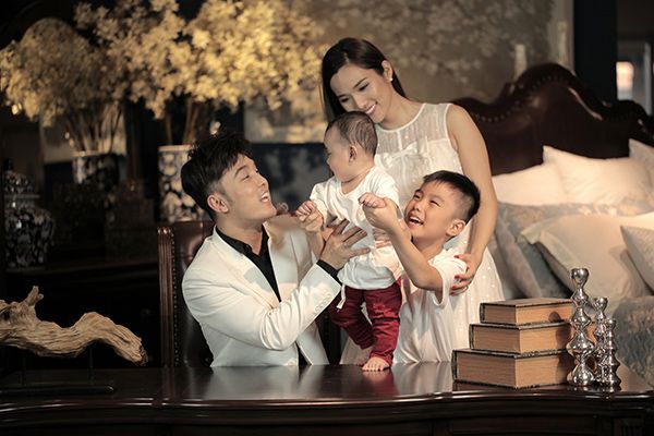 “Hưng Phát sống rất tình cảm. Khi có đầy đủ mọi người ở nhà, Phát ít thể hiện tình cảm với em, nhưng khi bố mẹ đi vắng, bé luôn quấn quýt bên em, cưng nựng, chơi đùa cả ngày không biết chán” - Ưng Hoàng Phúc tâm sự về bé Hưng Phát