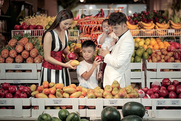 Trong suốt buổi chụp hình, Hưng Phát chính là cậu bé thân thiện, tràn đầy năng lượng và rất quan tâm đến em trai nhỏ của mình.
