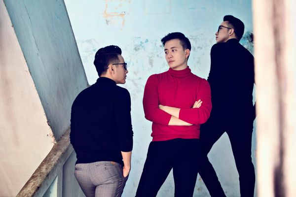 Chia sẻ thêm về bạn diễn, La Quốc Hùng nhận xét: “Vì đã biết nhau từ trước, nên Hùng và Huy Anh đã có tâm lý cực kỳ thoải mái. Huy Anh lại rất tập trung, đồng thời cũng cầu tiến, chịu khó học hỏi nên không gặp trở ngại nhiều ở những cảnh chung của cả hai”.