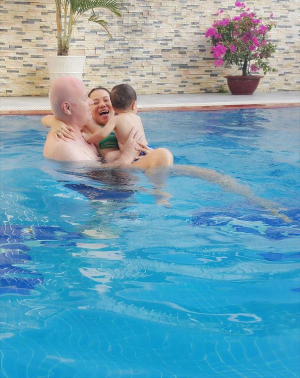 Khoảnh khắc bình yên của hai vợ chồng và con trai đầu lòng.
