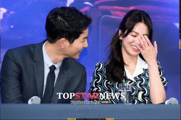 Ngay cả đi họp báo mà Song Joong Ki và Song Hye Kyo cũng trêu chọc nhau và không che dấu nỗi nụ cười tươi thế này.