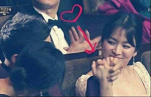Nắm thật chặt tay nhau khi cả hai nhận được giải thưởng Baeksang danh giá.