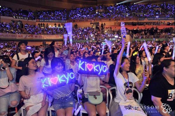 Song Song Couple được nhiều người hâm mộ trong và ngoài nước yêu mến. Mọi người luôn ủng hộ cặp đôi về chung “một nhà”. Minh chứng là khi chúng ta luôn nhận thấy các banner, light sticks có đầy ở khắp nơi mỗi khi họ xuất hiện.