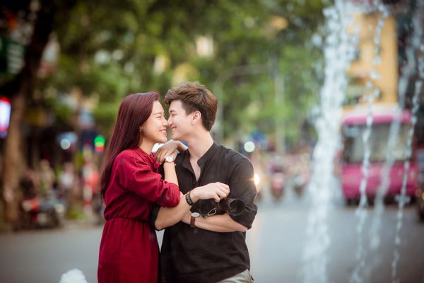 Chuyện tình đẹp của cả hai từng được nhiều lần ghi trọn dưới ống kính máy quay. Trước đây, để tốt nghiệp Huỳnh Anh từng trực tiếp đạo diễn một bộ phim ngắn mang tên Món quà Giáng sinh. Hoàng Oanh nhận lời đóng cặp trong bộ phim tốt nghiệp của bạn trai mình. Lần đầu cùng diễn cảnh ngọt ngào trước máy quay, cả hai không tránh khỏi việc bị ngượng ngùng. Đây đồng thời là món quà kỷ niệm 700 ngày yêu nhau của họ, do đó, Hoàng Oanh và Huỳnh Anh đều cố gắng, nỗ lực nhằm đạt sản phẩm đẹp nhất có thể.