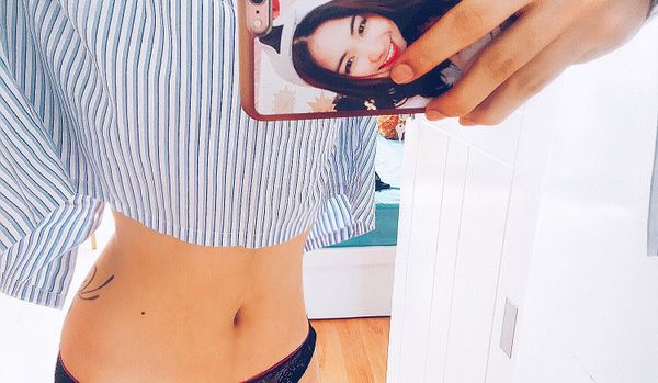 Hình ảnh Hòa Minzy cập nhật trên trang cá nhân nhanh chóng nhận được hàng chục ngàn like và chia sẻ từ người hâm mộ. Phần lớn đều khá bất ngờ vì tốc độ lấy lại vóc dáng quá nhanh của cô nàng.