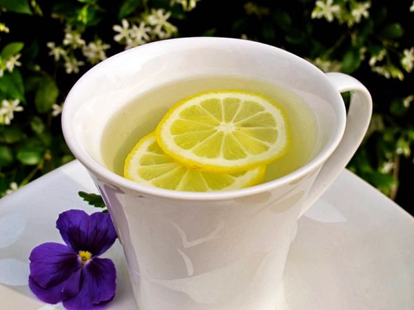 -Sáng ngủ dậy, uống 1 cốc nước chanh ấm.