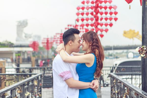 MV Từ giây phút đầu có thể xem như một kỉ niệm tình yêu mà cả hai muốn dành tặng đối phương, đồng thời cũng là món quà tinh thần dành tặng cho fan hâm mộ của cả nam danh hài và giọng ca Anh cứ đi đi. Có thể thấy sự tiến bộ rất đáng ghi nhận của nữ ca sĩ về khả năng phát âm tiếng Việt tròn trịa, dễ nghe hơn trước rất nhiều khi thể hiện ca khúc này.