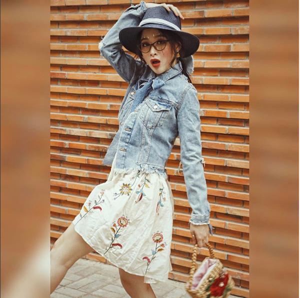 Nhanh tay học Angela Phương Trinh cách gắn đá lên mặt để có street style độc - đỉnh - đẹp Nhanh tay học Angela Phương Trinh cách gắn đá lên mặt để có street style độc - đỉnh - đẹp