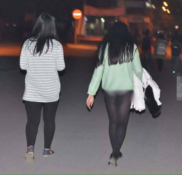 Thời trang: 2017 rồi, xin nhắc lại: Legging, tất lưới không phải ‘cái quần’!