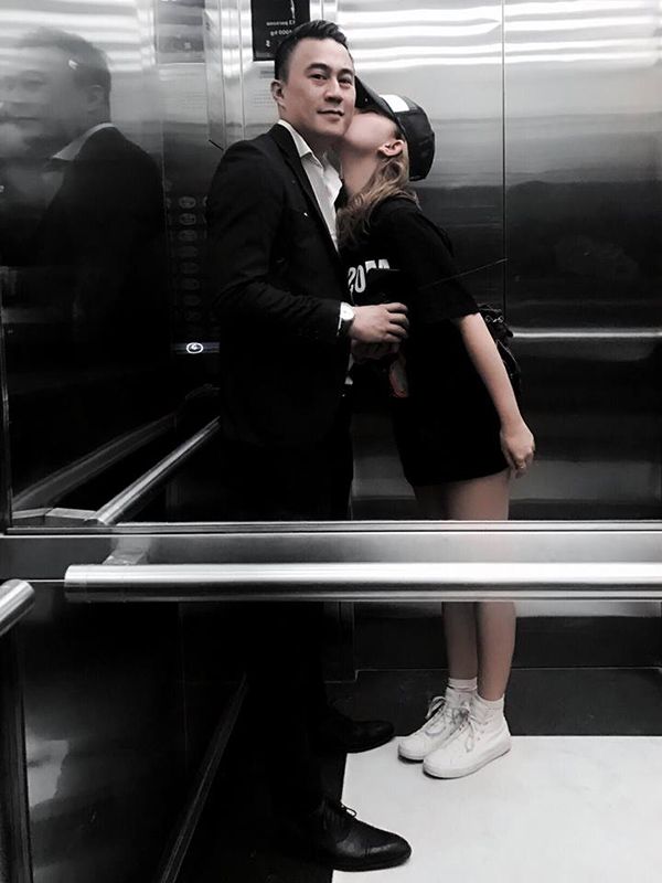Băng Di hạnh phúc hôn bạn trai.