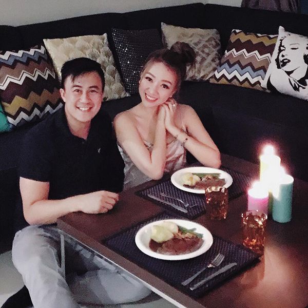 “Người yêu mình dễ thương ghê, không có hiểu nhiều tiếng Việt vậy mà mỗi lần mình viết status gì cũng bay vô like với thả tim lia lịa. Mà thôi vậy cũng đỡ, mai mốt có giận gì viết status chửi chắc ảnh cũng không biết đâu, biết đâu lại còn vào thả tim nữa…” - Băng Di tiết lộ. Được biết, bạn trai của Băng Di là gương mặt khá quen thuộc với giới doanh nhân. Anh tên là Justin H Chiêm, hiện đang quản lý một quán bar khá nổi tiếng ở TP HCM. Đặc biệt, anh chàng còn là bạn rất thân của gia đình Tăng Thanh Hà. Hầu như bất cứ hoạt động gì của nhà chồng nữ diễn viên đều thấy sự xuất hiện của bạn trai Băng Di.
