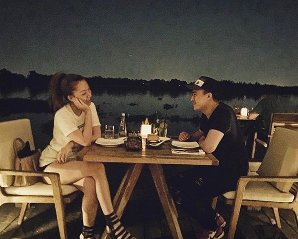 Cả hai luôn tạo không khí lãng mạn, ngọt ngào bên nhau.