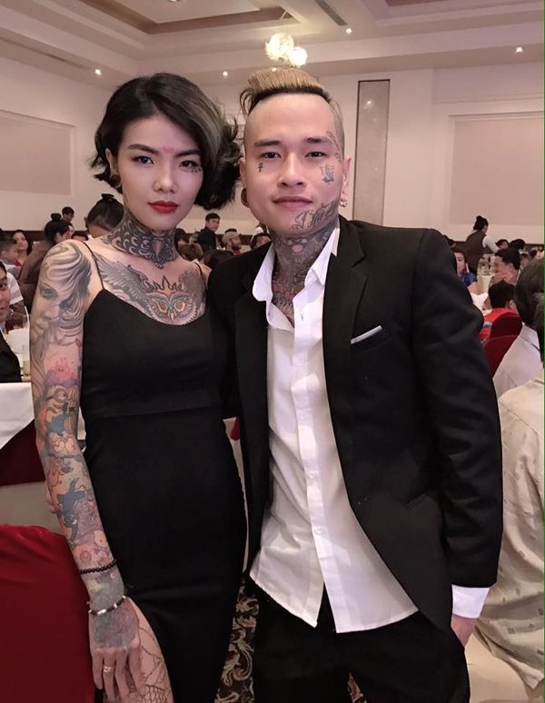 Đời sống: Dùng xe cẩu rước dâu chưa là gì, đám cưới quy tụ toàn nghệ sĩ Tattoo như thế này mới là chất