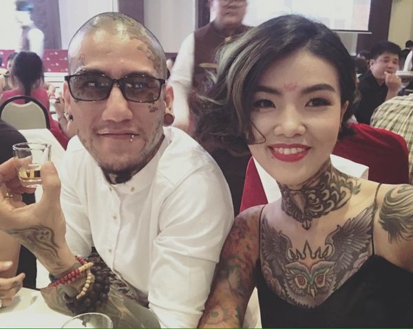 Đời sống: Dùng xe cẩu rước dâu chưa là gì, đám cưới quy tụ toàn nghệ sĩ Tattoo như thế này mới là chất