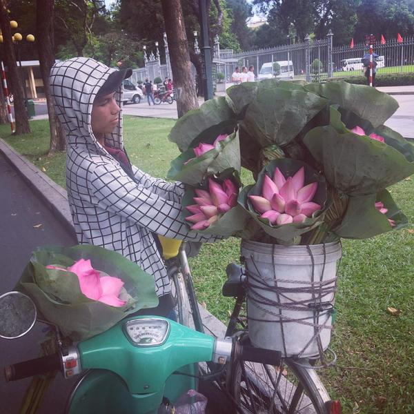 Cậu bé bán hoa sen dễ thương. Ảnh: Nguyễn Huyên Phương