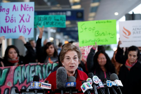 Bà Jan Schakowsky, nghị sĩ bang Illinois, phát biểu tại cuộc biểu tình - Ảnh: Reuters