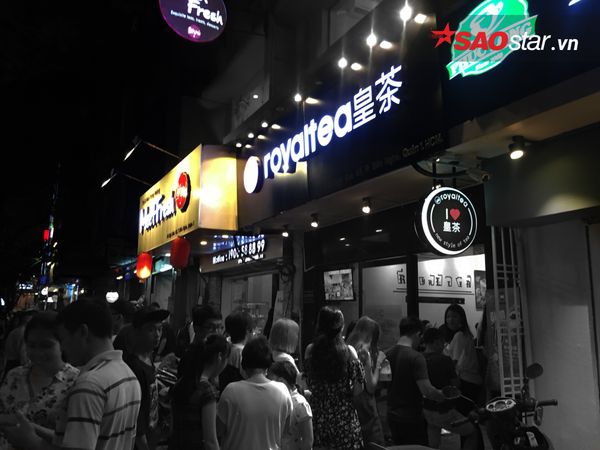 Không chỉ có các bạn trẻ Sài Thành mà còn có các bạn nước ngoài cũng xếp hàng mua trà sữa.
