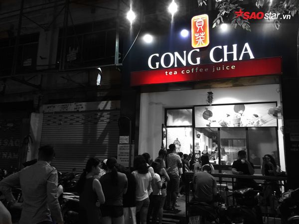 Trên con đường Hồ Tùng Mậu cũng không thua kém, khi khách hàng xếp hàng ra tận đường lộ.