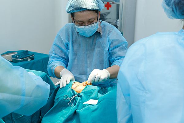 Lộ ảnh vợ cũ Lâm Vinh Hải phẫu thuật mũi và tiêm môi Lộ ảnh vợ cũ Lâm Vinh Hải phẫu thuật mũi và tiêm môi