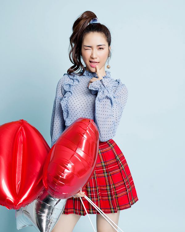 Hoà Minzy đáng yêu trong bộ hình mới, bật mí tung ‘hàng độc’ vào tháng 7 Hoà Minzy đáng yêu trong bộ hình mới, bật mí tung ‘hàng độc’ vào tháng 7