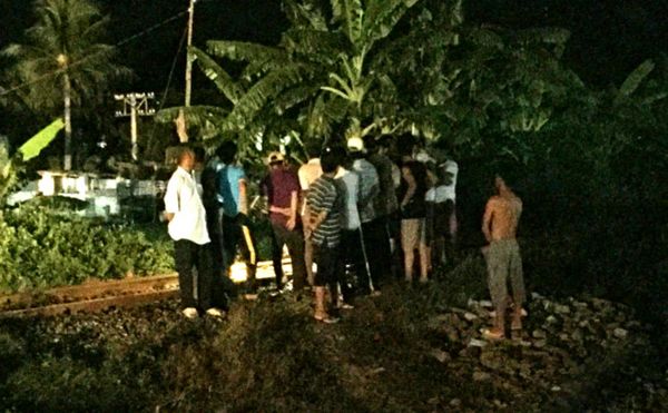 Đời sống: Thanh niên 9X bịt mắt đứng giữa đường ray cho tàu hỏa tông