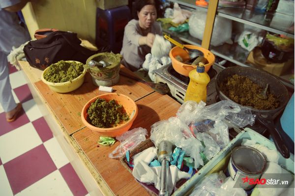 Thảo dược được giã nhuyễn để đắp lên vùng đau nhức.