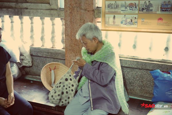 Để đến được phòng khám, bà phải đi hai chặng xe: Xe ôm 10.000 đồng và xe buýt được miễn phí vì bà là người tuổi cao.