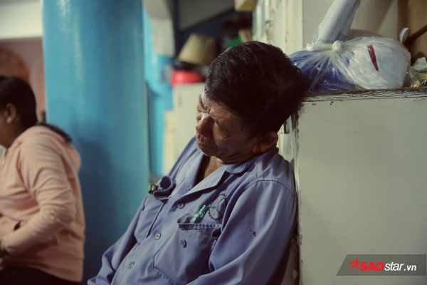 Bác xe ôm tranh thủ thời gian chờ đợi tìm góc kê đầu nghỉ trưa.