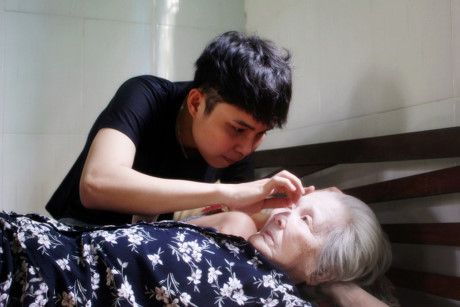 Cử chỉ ân cần của người cháu dành cho ngoại.