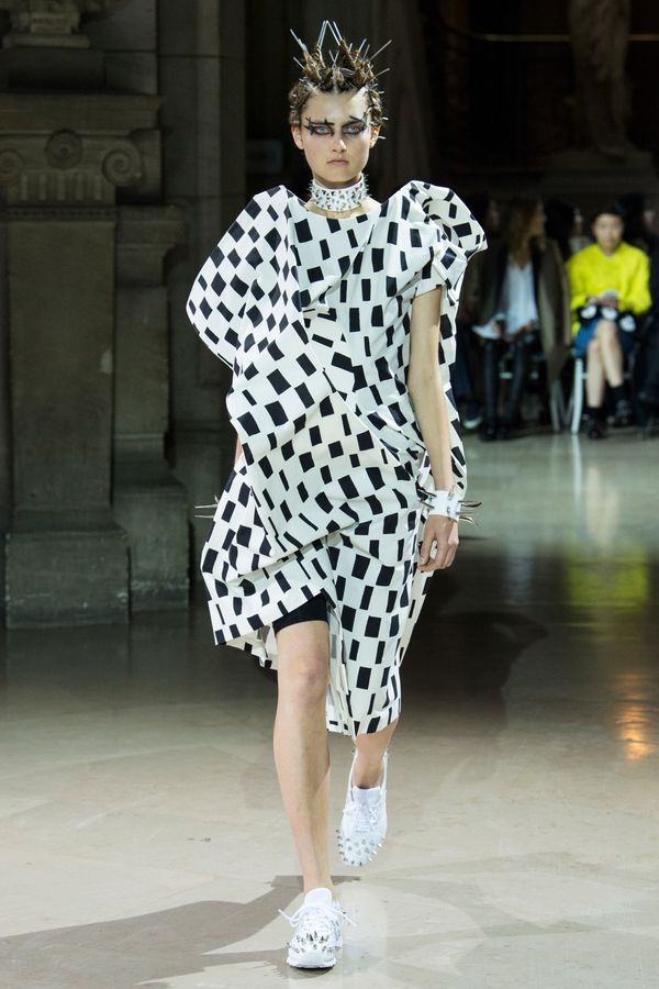 ‘Những viên đá thô’ không cần gọt giũa toả sáng trên sàn Paris Fashion Week ‘Những viên đá thô’ không cần gọt giũa toả sáng trên sàn Paris Fashion Week