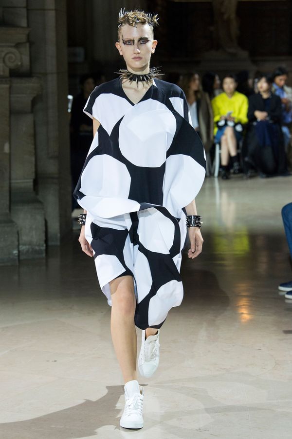 ‘Những viên đá thô’ không cần gọt giũa toả sáng trên sàn Paris Fashion Week ‘Những viên đá thô’ không cần gọt giũa toả sáng trên sàn Paris Fashion Week
