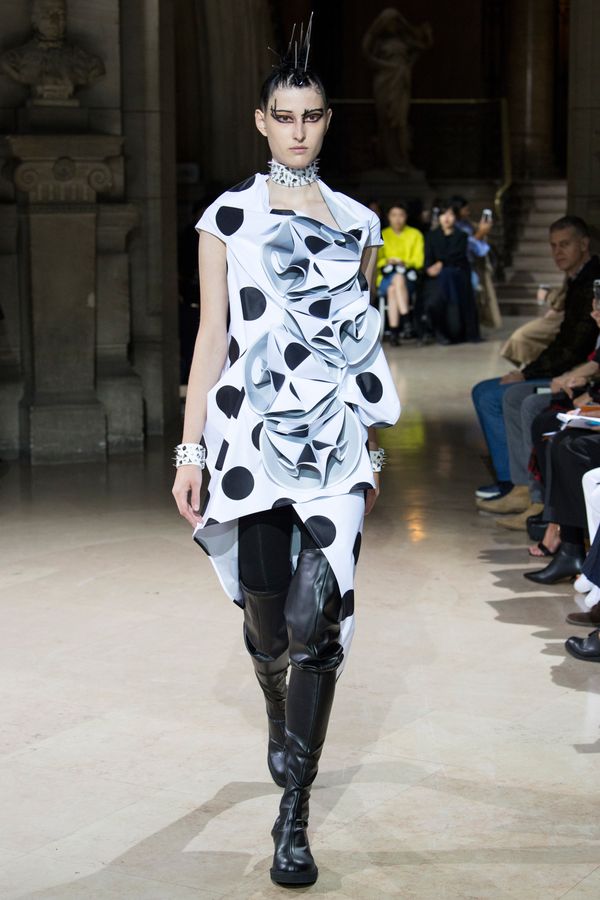 ‘Những viên đá thô’ không cần gọt giũa toả sáng trên sàn Paris Fashion Week ‘Những viên đá thô’ không cần gọt giũa toả sáng trên sàn Paris Fashion Week