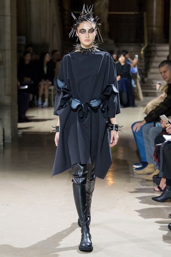 ‘Những viên đá thô’ không cần gọt giũa toả sáng trên sàn Paris Fashion Week ‘Những viên đá thô’ không cần gọt giũa toả sáng trên sàn Paris Fashion Week
