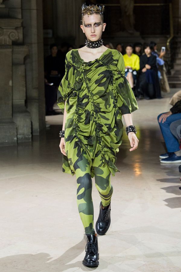 ‘Những viên đá thô’ không cần gọt giũa toả sáng trên sàn Paris Fashion Week ‘Những viên đá thô’ không cần gọt giũa toả sáng trên sàn Paris Fashion Week