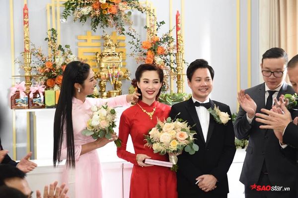 Ảnh hiếm hoi: Cận cảnh lễ rước dâu của Hoa hậu Thu Thảo và Trung Tín trong tư gia sang trọng