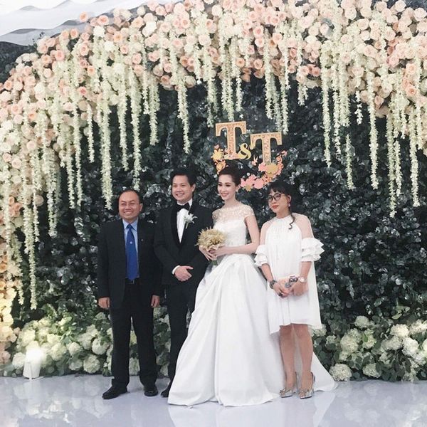 Váy cưới đính 1000 viên pha lê của Đặng Thu Thảo được làm trong một tháng