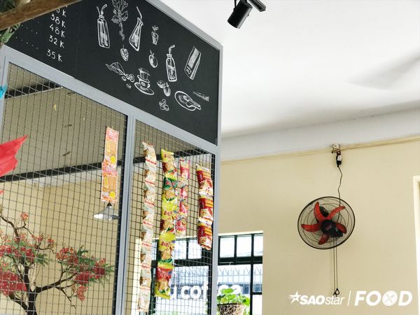 Trở về thời học sinh với quán cà phê giống trường học như đúc