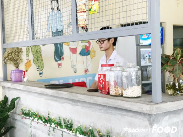 Trở về thời học sinh với quán cà phê giống trường học như đúc