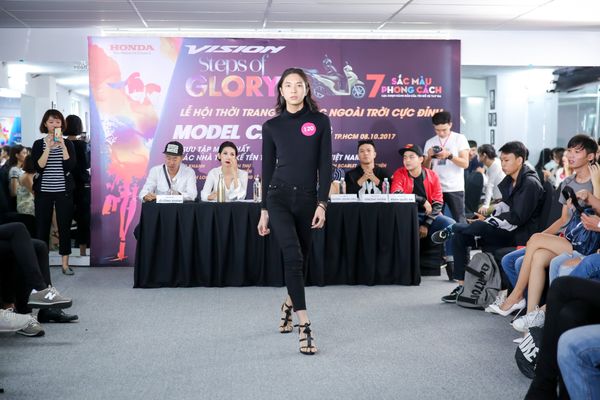 ‘Bộ ngũ siêu đẳng’ của thời trang Việt cùng ‘đốt cháy’ lễ hội ngoài trời ‘Bộ ngũ siêu đẳng’ của thời trang Việt cùng ‘đốt cháy’ lễ hội ngoài trời