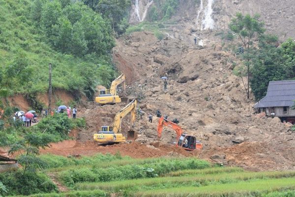 Tìm thấy thi thể mẹ ôm chặt con trai 3 tháng tuổi trong vụ sạt lở chôn vùi 18 người ở Hòa Bình